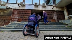 Zyra e pensioneve në Prishtinë, pa qasje për karroca