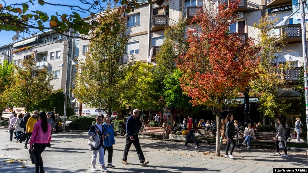 Tjetër pamje ka marrë edhe qendra e qytetit të Prishtinës nga pemët me gjethe ngjyrash të ndryshme.&nbsp;