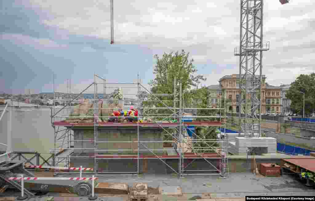 One of the four lions of the Szechenyi Chain Bridge during removal in August 2021.