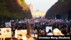 Demonstranti protestuju nakon smrti Mahse Amini u Iranu, u Berlinu, Nemačka, 22. oktobra 2022.