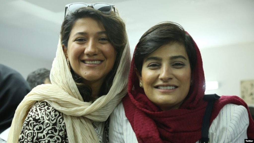  Elaheh Mohammadi (right, with fellow journalist Niloofar Hamedi)
