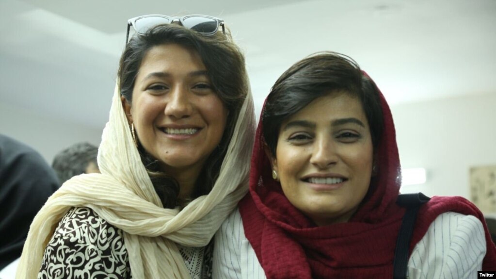 الهه محمدی (سمت راست) و نیلوفر حامدی؛ روزنامه‌نگاران بازداشت‌شده در ارتباط با پوشش خبری پرونده جان‌باختن مهسا امینی