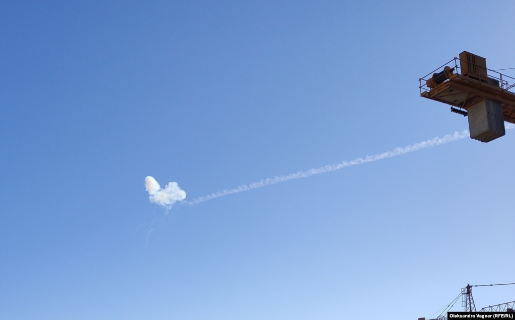 Tymi në qiell mbi Odesa pasi një raketë shkatërron një dron rus.