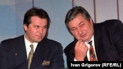  Илия Павлов (вляво) и Иван Лилов, заместник-министър на земеделието и хранителната индустрия чакат да стартира присъединяване им в предаването 