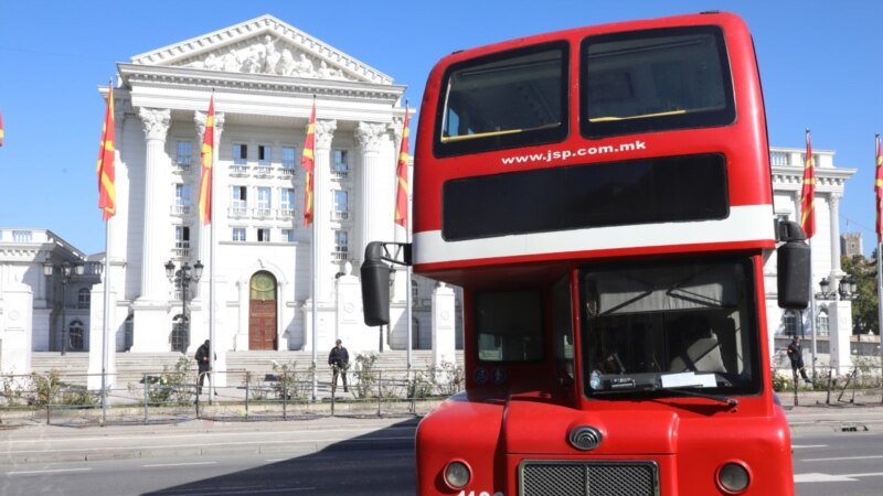 Protest prevoznika u Skoplju: Došli autobusima ispred Vlade da traže novac za plate