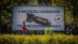 „Suntem pedepsiși de sancțiunile Bruxelles-ului”, panou la Budapesta pentru referendumul la care ungurii au fost chemați să spună dacă acceptă sau nu sancșiunile UE impuse Rusiei din cauza invadării Ucrainei, 18 octombrie 2022.