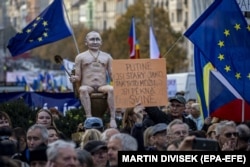 Акція «Чехія проти страху» у Празі, 30 жовтня 2022 року. Її учасники закликали до солідарності і рішучості в захисті демократичних цінностей у відповідь на антисистемні та проросійські демонстрації в Чехії