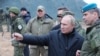 Владимир Путин (в центре) во время посещения военного полигона Западного военного округа