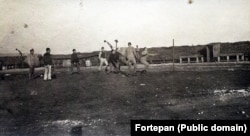 Oameni jucând fotbal în anul 1914. Primii care au adus sportul în țară au fost studenții români reveniți de la studii și muncitorii străini.