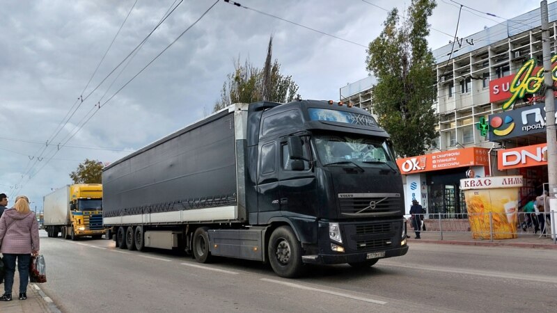 «Бутылочное горлышко» Крыма. Керчь переполнена грузовиками после взрыва на Керченском мосту 
