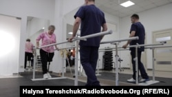 Завдяки мистецькому благодійному проєкту, двох жінок, які втратили ноги внаслідок обстрілу Росією, протезували 