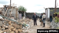 Подружжя Маслових біля свого зруйнованого будинку у селі Князівка