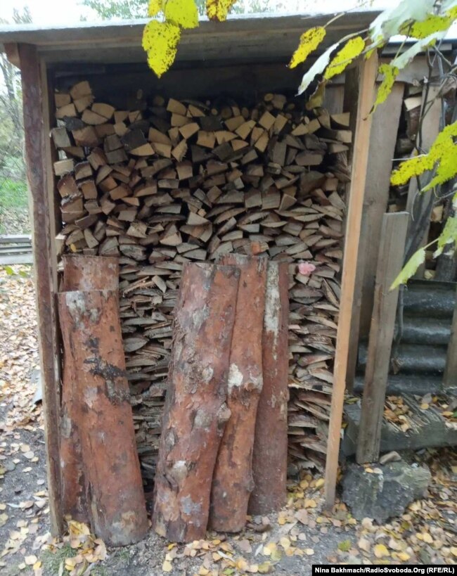 Iryna, si shumë banorë të tjerë në Çernihiv, ka grumbulluar dru për muajt e ftohtë të dimrit në vijim.