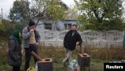  Жители на село в региона на Николаев с печки, вода и храна, доставени от доброволци. 