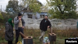 Жители на село в района на Николаев с печки, вода и храна, доставени от доброволци.