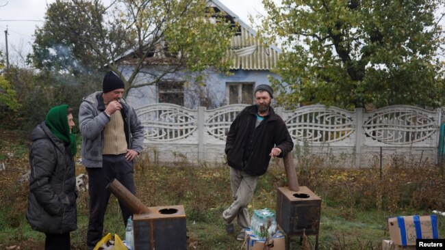 Жители на село в района на Николаев с печки, вода и храна, доставени от доброволци.