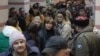 Люди, які прибули з Херсона, чекають на подальший проїзд вглиб Росії