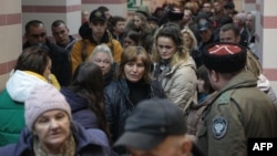 Люди, які прибули з Херсона, чекають на подальший проїзд вглиб Росії