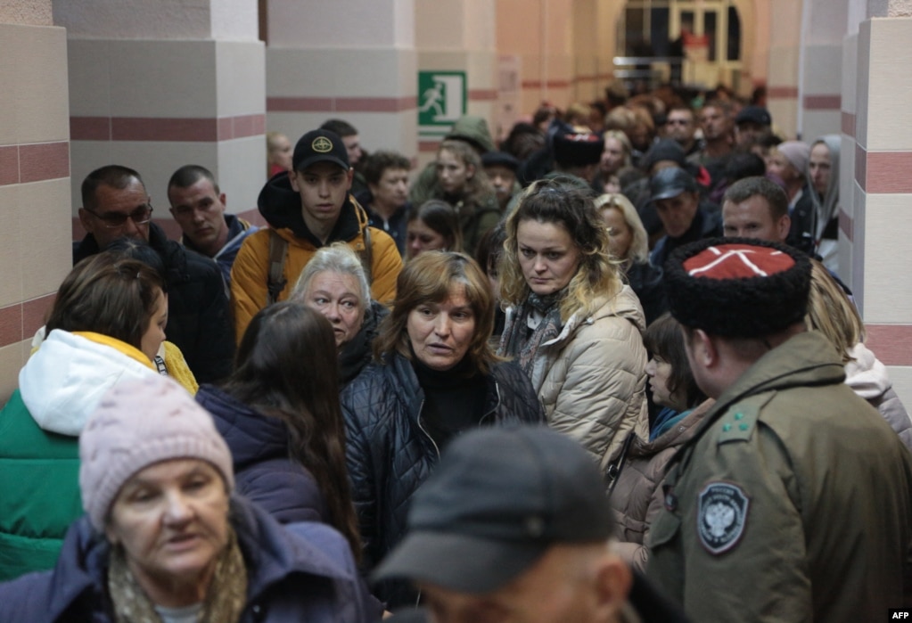 Banorët e Hersonit në një stacion trenash në Krime, duke pritur për transport drejt Rusisë, më 20 tetor. Kyrylo Budanov, zyrtar i inteligjencës ushtarake ukrainase, thotë se ka mundësi që evakuimi shumë publik i banorëve nga Hersoni mund të jetë mënyrë për ta tërhequr Ukrainën në një betejë të kushtueshme urbane.