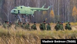 Mai mulți rezerviști ruși în timpul unui antrenament militar, 26 octombrie 2022.