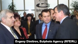  От ляво надясно: изпълнителният шеф на 