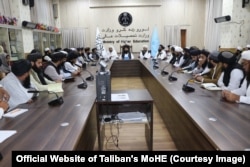 Nida Mohammad Nadim (center) chairs a meeting at the Ministry of Higher Education in Kabul, Afghanistan. (file photo)