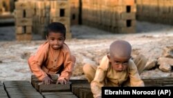 Varfëria i detyron fëmijët afganë të bëjnë punë të rënda