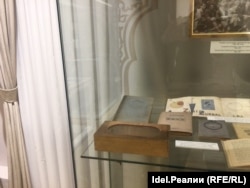 Один из ценнейших экспонатов музея — деревянная шкатулка, сделанная Фатыхом Каримом в заключении