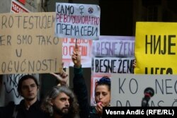 Peti protest ispred redakcije tabloida "Informer" u Beogradu, 1. novembar 2022.