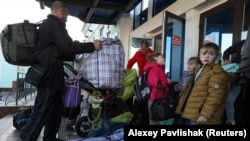 Civilians evacuated from the Russian-controlled Kherson region of Ukraine arrive at a local railway station in the town of Dzhankoi in Crimea on November 2.