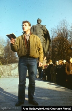 Анатоль Сыс на «Дзядах» у сквэры Янкі Купалы ў Менску 1 лістапада 1987