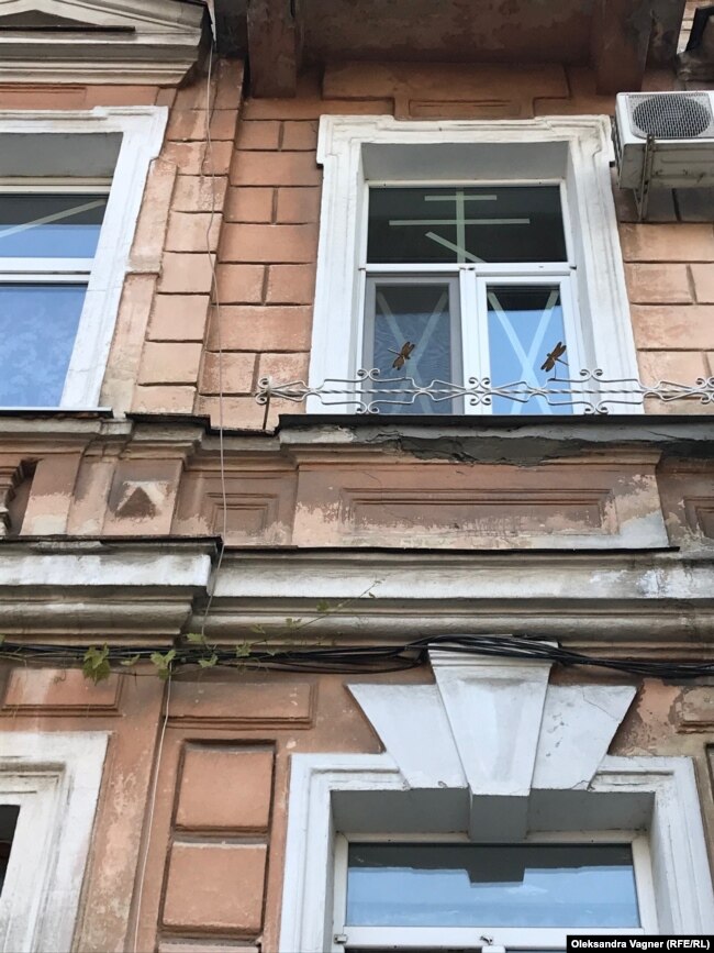 Shirit ngjitës në dritare në Odesa