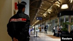 Policajac u šoping centru gdje se odigrao napad u kojem je jedna osoba preminula, Asago nedaleko od Milana, Italija, 27. oktobar 2022.