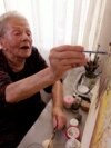 Stogodišnja Sarajka s kistom u ruci gazi godine i dosadu