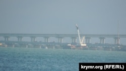 На Керченському мосту розбирають прольоти, зруйновані внаслідок вибуху та пожежі, 24 жовтня 2022 року