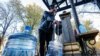 Ez ukrán főváros több kerületében leállt az ivóvíz-ellátás az infrastruktúrára mért orosz csapás miatt. Ezeken a helyeken az utcai csapokból visznek vizet haza az emberek (Kijev, 2022. október 31.)
