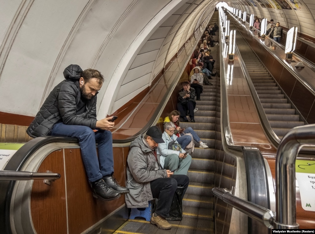Njerëzit strehohen brenda një stacioni të metrosë në Kiev - gjatë një sulmi me raketa ruse në kryeqytetin ukrainas.