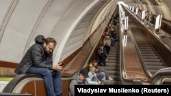 Oamenii se ascund într-o stație de metro în timpul unui nou atac rusesc cu rachete. Kiev, Ucraina, 25 octombrie 2022.