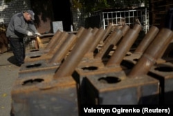  Работник реже стомана, употребена за печки на дърва, по самодейност на благотворителните организации OperationAid и 4UA. 