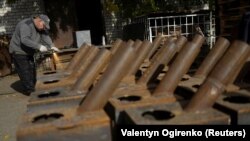 Un voluntar produce sobe pentru lemne, pentru satele din jurul orașului Nikolaev, regiunea a cărei infrastructură energetică a fost grav avariată de atacurile rusești, Ucraina, 24 octombrie 2022. 