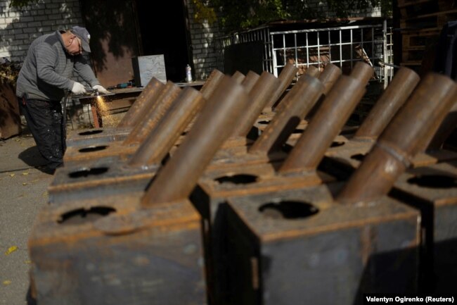 Работник реже стомана, използвана за печки на дърва, по инициатива на благотворителните организации OperationAid и 4UA.