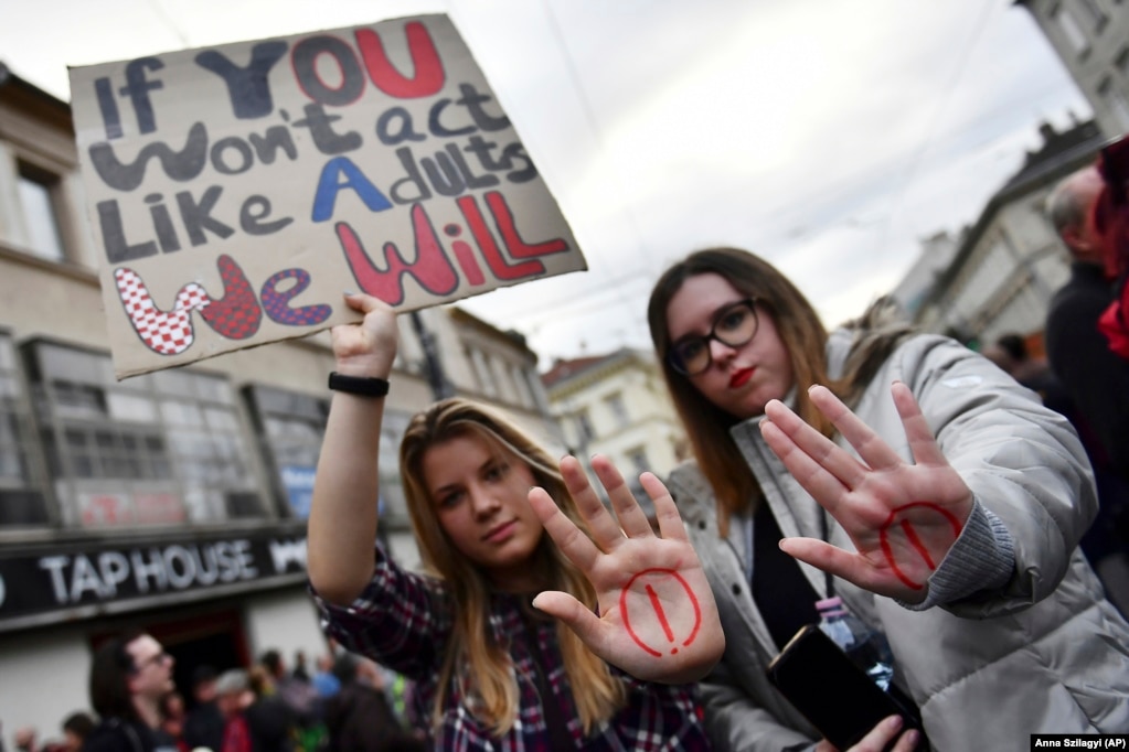 Studente duke protestuar në Budapest. Një dekret i Qeverisë në shkurt uli në mënyrë drastike të drejtën e mësuesve për grevë.