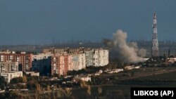 Стовп диму піднімається після російського обстрілу в Бахмуті, Донецька область, 22 жовтня 2022 року.
