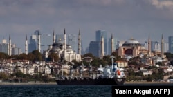 Кораб с украинско зърно минава край Истанбул.