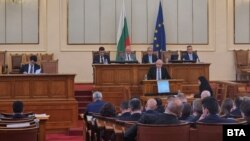 Управителят на БНБ Димитър Радев говори от трибуната в Народното събрание.