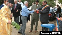 Recepția unor lucrări privind aducțiunea de apă din comuna Deleni, județul Iași. La începutul anilor 2000, multe dintre satele României au fost dotate cu aceste cișmele albastre. Din multe, însă, nu a curs niciodată apa. 