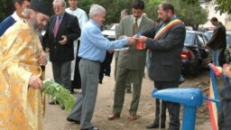 Recepția unor lucrări privind aducțiunea de apă din comuna Deleni, județul Iași. La începutul anilor 2000, multe dintre satele României au fost dotate cu aceste cișmele albastre. Din multe, însă, nu a curs niciodată apa. 