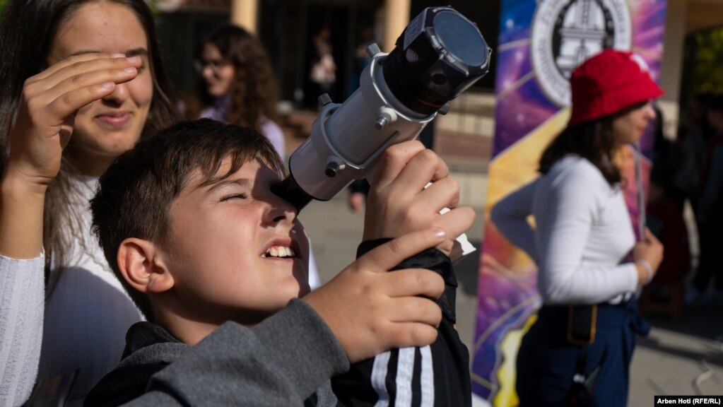 Një fëmijë duke vrojtuar eklipsin e Diellit me pajisje optike. &nbsp;