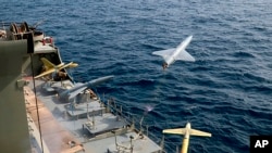Na ovoj fotografiji koju je objavila iranska vojska 25. augusta 2022. godine, dron je lansiran sa ratnog broda u vojnoj vježbi u Iranu.