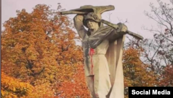 წითელარმიელის ქანდაკება ლიტომერიცეში